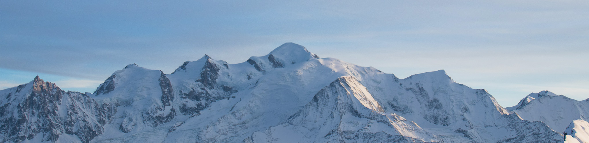 Paysage hivernal du massif du Mont Blanc avec ciel bleu et montagnes enneigées, vu du sommet de la station de ski de Flaine en Haute-Savoie.